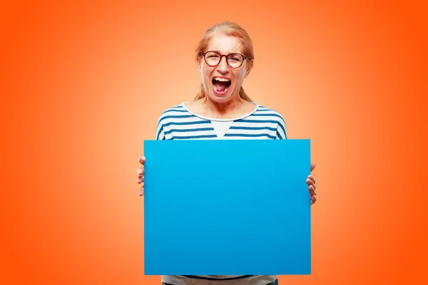 Senior Hermosa Mujer Con Cartel — Foto de Stock