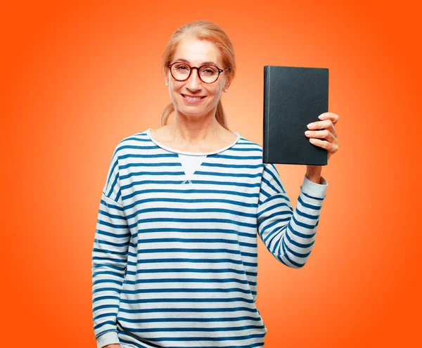 Senior Schöne Frau Mit Einem Buch — Stockfoto