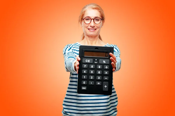 Senior Mooie Vrouw Met Een Rekenmachine — Stockfoto