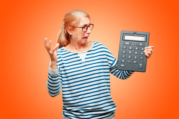 Senior Belle Femme Avec Une Calculatrice — Photo