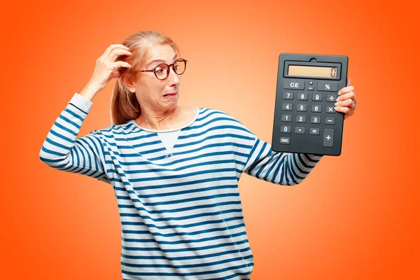 Senior Mooie Vrouw Met Een Rekenmachine — Stockfoto