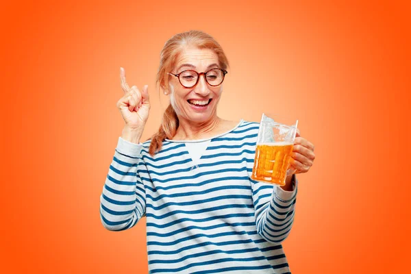 Mulher Bonita Sênior Tendo Uma Cerveja — Fotografia de Stock