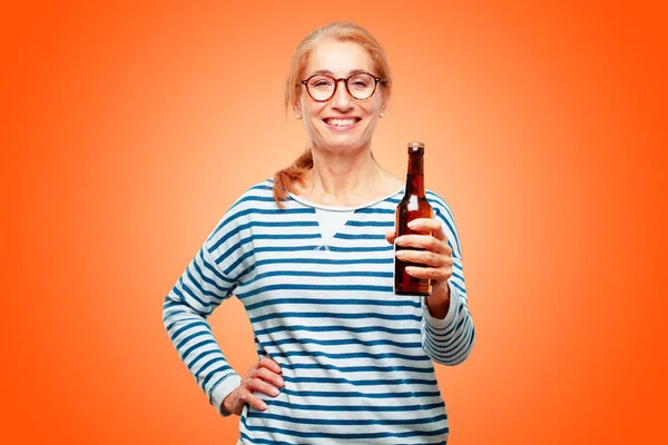 Senior Schöne Frau Bei Einem Bier — Stockfoto