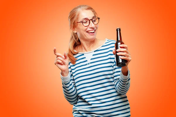 Senior Hermosa Mujer Tomando Una Cerveza — Foto de Stock