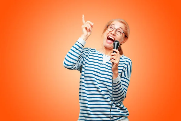 Anziana Bella Donna Con Microfono — Foto Stock