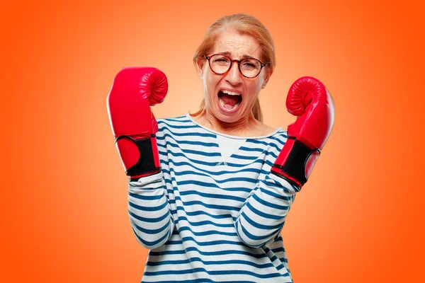 Senior Mooie Vrouw Dragen Van Bokshandschoenen — Stockfoto