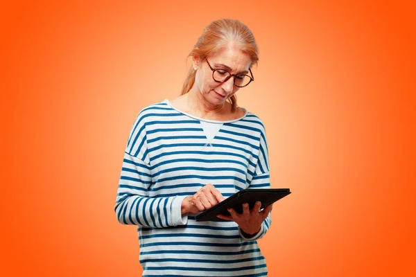 Senior Belle Femme Avec Une Tablette Écran Tactile — Photo