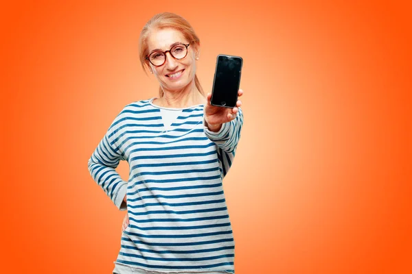 Senior Mooie Vrouw Met Een Smart Touch Scherm Telefoon — Stockfoto