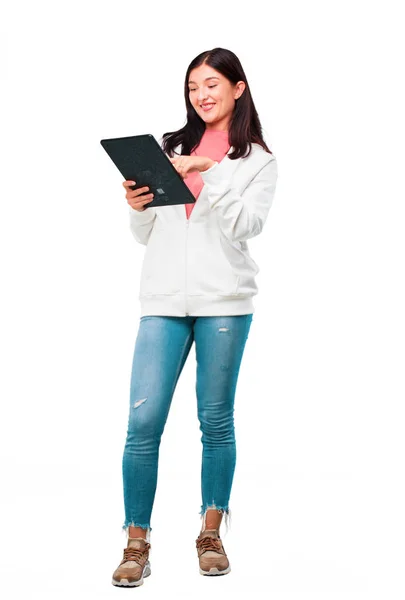 Jovem Mulher Bonita Com Tablet Tela Sensível Toque — Fotografia de Stock