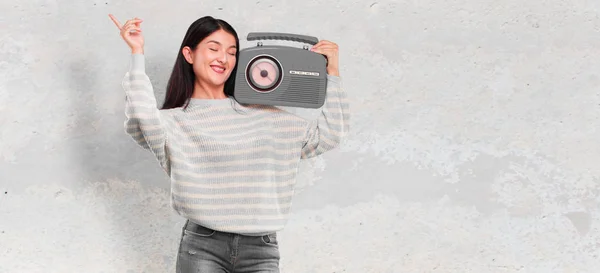 年轻漂亮的女人与老式收音机 — 图库照片