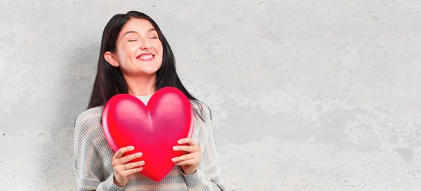 Jovem Mulher Bonita Com Uma Forma Coração Conceito Amor — Fotografia de Stock