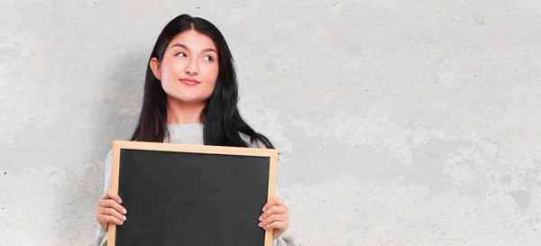 Joven Bonita Mujer Con Cartel — Foto de Stock