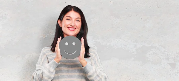 Mooie Jongedame Met Een Smiley Emoticon — Stockfoto