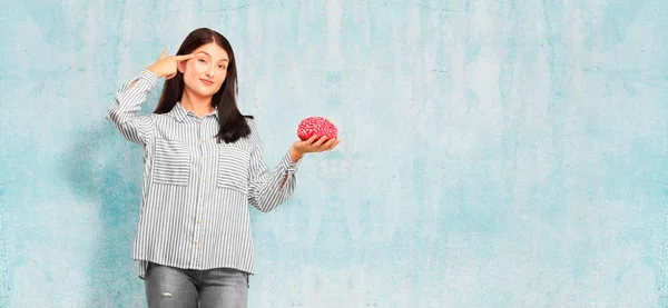 Giovane Bella Donna Con Modello Cervello — Foto Stock