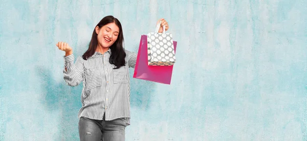 Joven Bonita Mujer Con Bolsas Compras —  Fotos de Stock