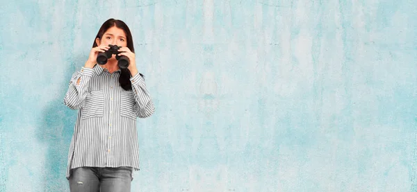 Jovem Mulher Bonita Com Binóculos — Fotografia de Stock