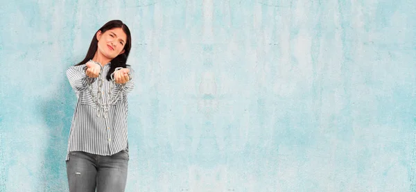 Joven Mujer Bonita Con Una Cadena Concepto Libertad — Foto de Stock