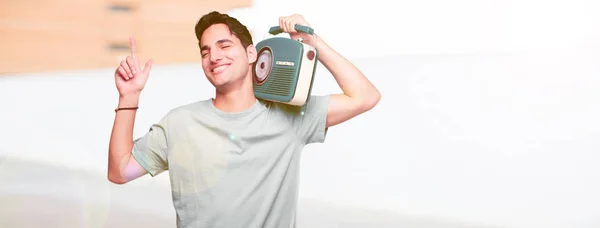 Joven Guapo Bronceado Hombre Con Vintage Radio — Foto de Stock