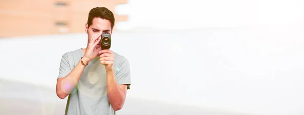 Jovem Homem Bronzeado Bonito Com Uma Câmera Cinema Vintage — Fotografia de Stock