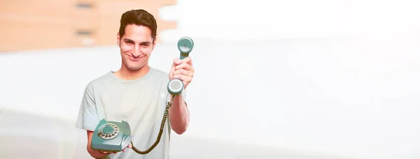 Jovem Bonito Bronzeado Homem Com Vintage Telefone — Fotografia de Stock