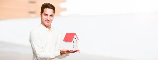 Jonge Knappe Man Van Gelooid Met Een Huis Model — Stockfoto