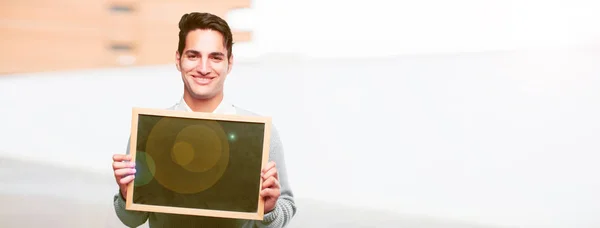 Jovem Bonito Bronzeado Homem Com Cartaz — Fotografia de Stock