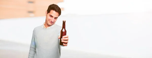 Joven Guapo Bronceado Hombre Tomando Una Cerveza — Foto de Stock