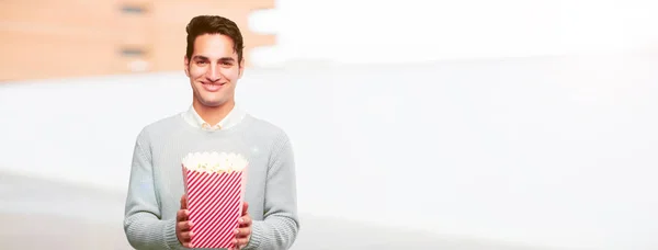 Junger Gutaussehender Braun Gebrannter Mann Mit Einem Popcorn Eimer — Stockfoto