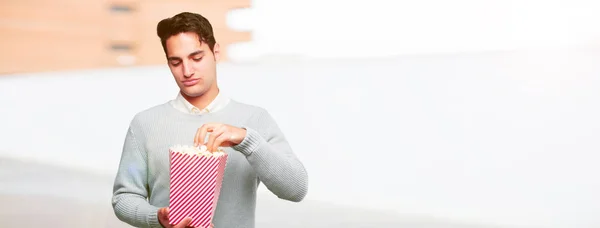 Ung Snygg Solbränd Man Med Pop Corn Hink — Stockfoto