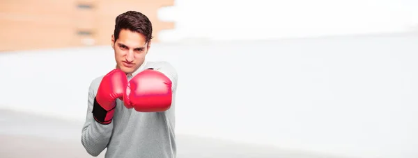 Mladý Pohledný Opálený Muž Nosí Boxerské Rukavice — Stock fotografie