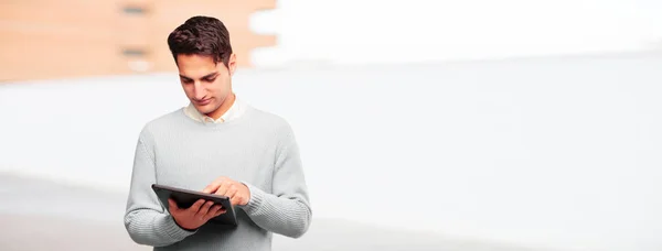 Jeune Homme Bronzé Beau Avec Une Tablette Écran Tactile — Photo