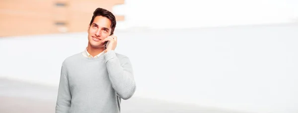 Jovem Bonito Bronzeado Homem Com Telefone Tela Toque Inteligente — Fotografia de Stock