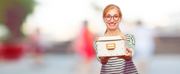 Mujer Hermosa Senior Con Una Caja Vintage — Foto de Stock