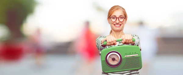 Äldre Vacker Kvinna Med Vintage Radio — Stockfoto