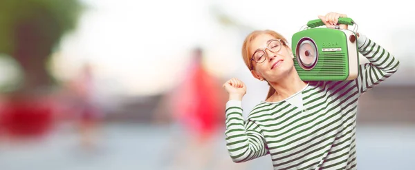 Senior Mooie Vrouw Met Een Vintage Radio — Stockfoto