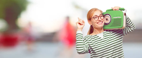 Senior Mooie Vrouw Met Een Vintage Radio — Stockfoto