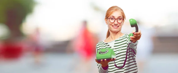 Ältere Schöne Frau Mit Einem Alten Telefon — Stockfoto