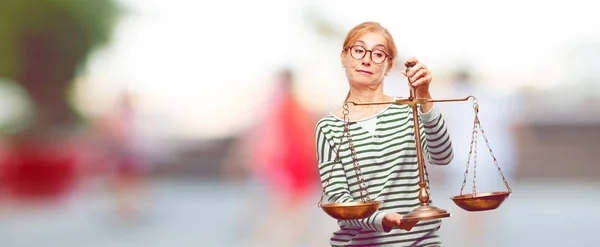 Senior Schöne Frau Mit Einem Gleichgewicht Der Gerechtigkeit Oder Waage — Stockfoto