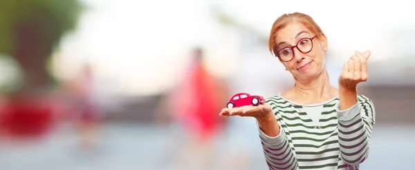 Senior Schöne Frau Mit Einem Roten Auto Modell — Stockfoto