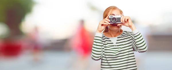 Senior Beautiful Woman Vintage Camera — Stock Photo, Image