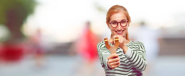 Senior Mooie Vrouw Met Een Katapult — Stockfoto