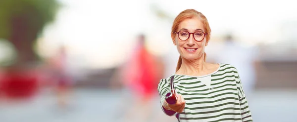 Senior Hermosa Mujer Con Humo Vintage Tubería — Foto de Stock