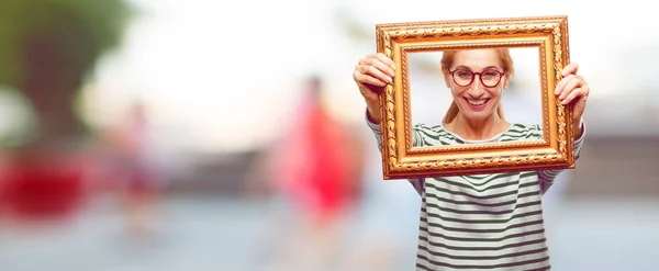 Mulher Bonita Sênior Com Uma Moldura — Fotografia de Stock