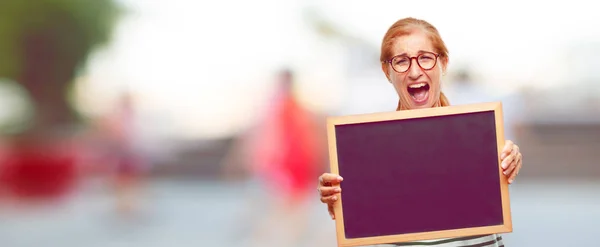 Senior Schöne Frau Mit Einem Plakat — Stockfoto