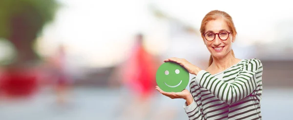 Senior Hermosa Mujer Con Emoticono Sonriente —  Fotos de Stock