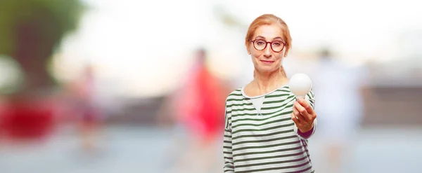 Mayor Hermosa Mujer Con Una Bombilla Concepto Idea — Foto de Stock