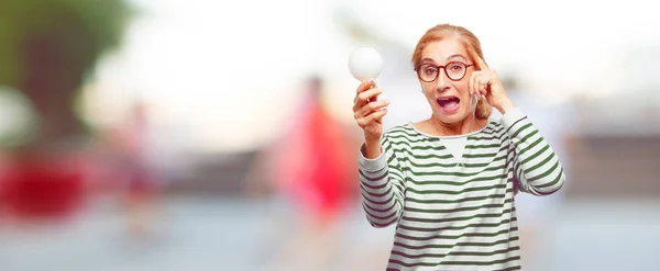 Äldre Vacker Kvinna Med Glödlampa Idé Konceptet — Stockfoto