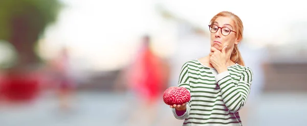 Anziana Bella Donna Con Modello Cervello — Foto Stock