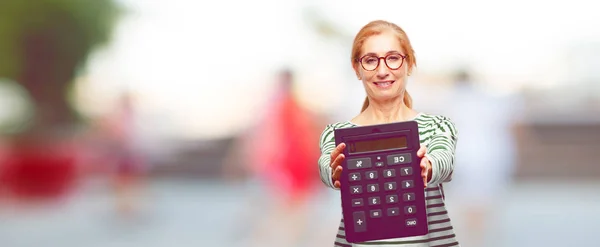 Senior Schöne Frau Mit Einem Taschenrechner — Stockfoto