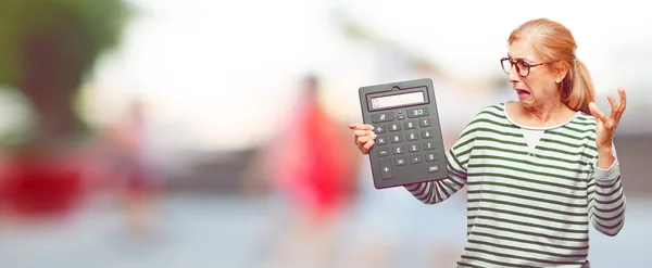 Senior Schöne Frau Mit Einem Taschenrechner — Stockfoto